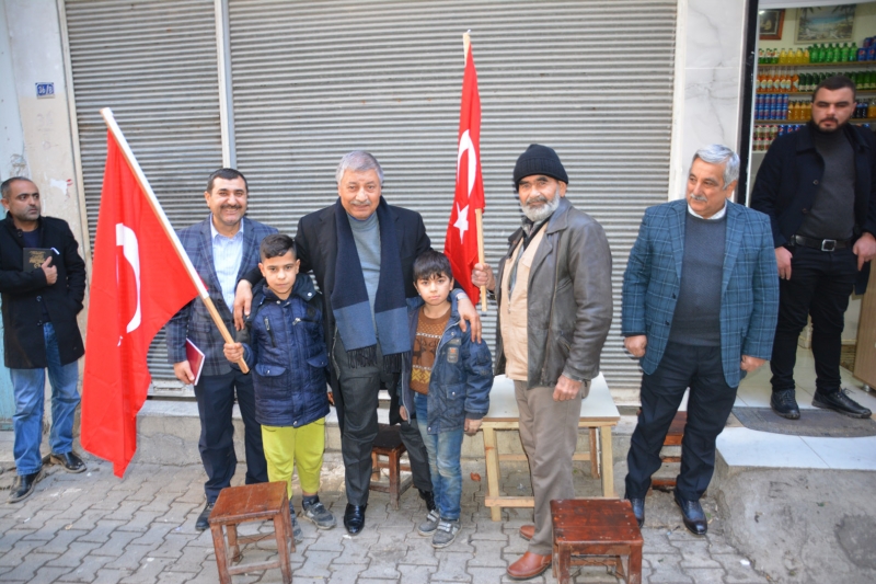 Başkan Pınarbaşı, esnafa bayrak dağıttı