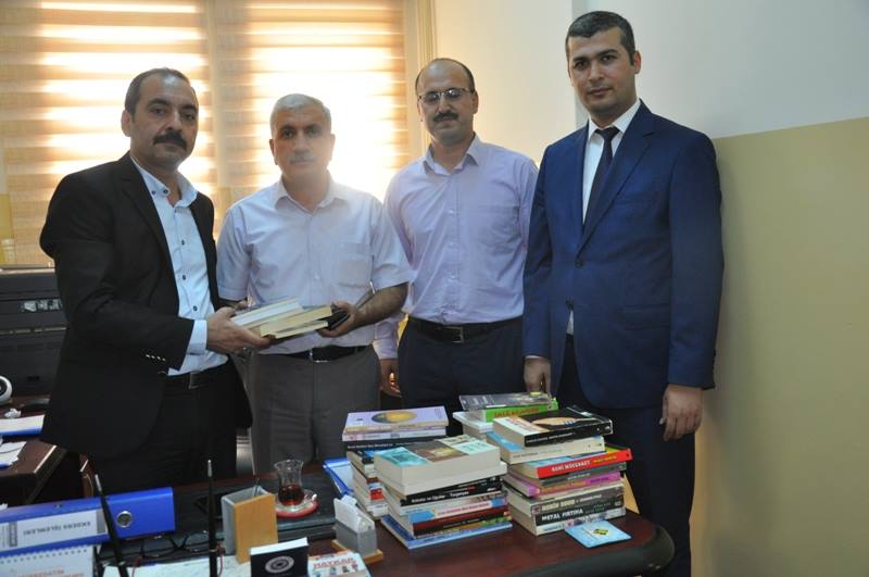 Başkan Yardımcısı Baydili kütüphanesinde ki kitapları okula bağışladı