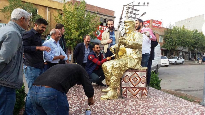 Siverekli halk ozanı Şükrü İzol'un heykeline halk sahip çıktı  