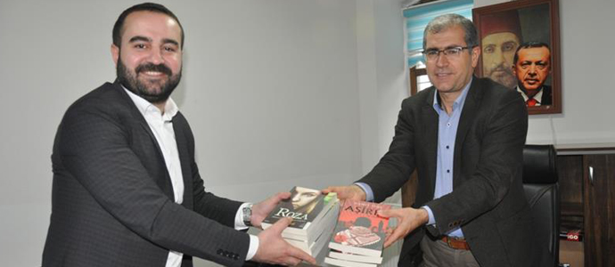 Siverekli yazar Hamit İzol'dan Türk Gençlik Vakfına kitap bağışı 