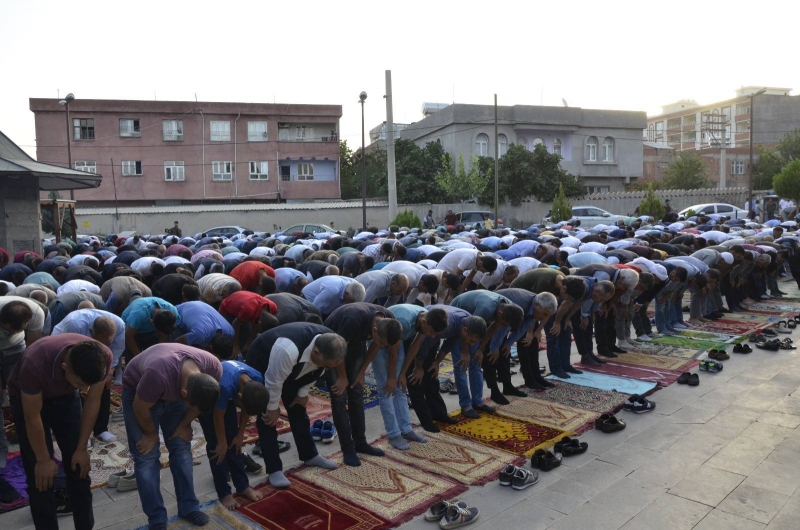Siverek'te bayram sabahında vatandaşlar mezarlığa akın etti