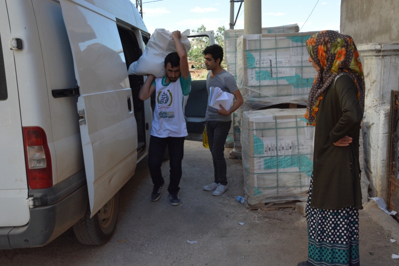 Siverek'te ihtiyaç sahibi ailelere gıda yardımı