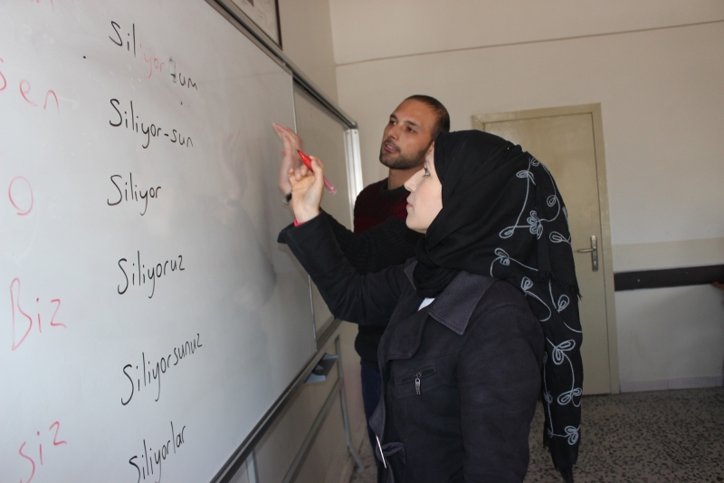 Siverekte Suriyeliler Türkçe Öğreniyor