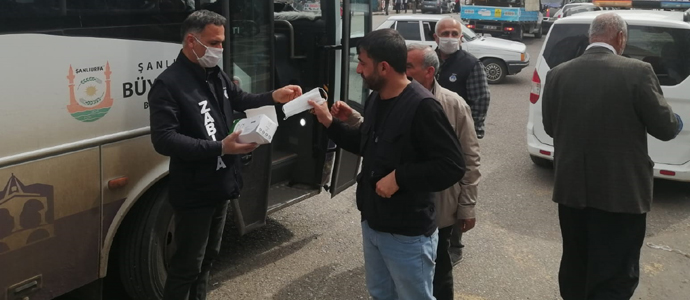 Siverek’te Zabıta ekipleri ücretsiz maske dağıttı