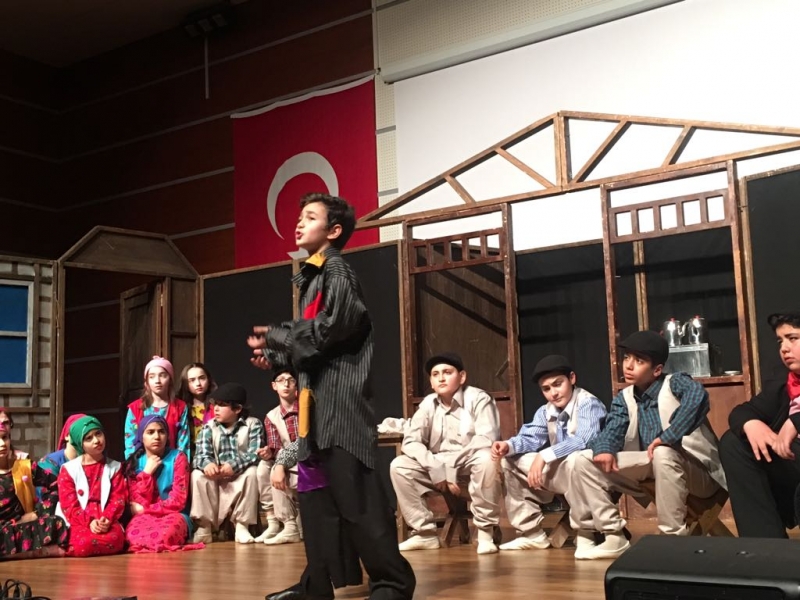 TED’li öğrenciler “Komşu Köyün Delisi”ni sahneledi