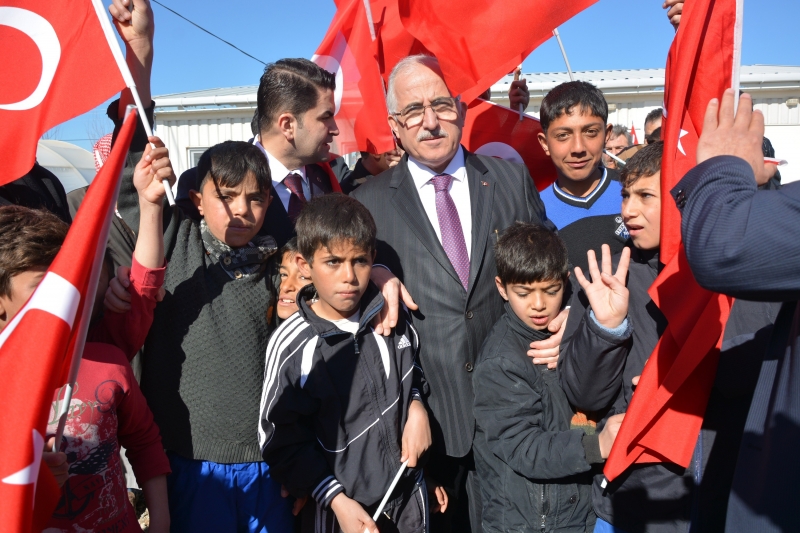 Vali Tuna Ceylanpınar’daki Suriyelileri ziyaret etti